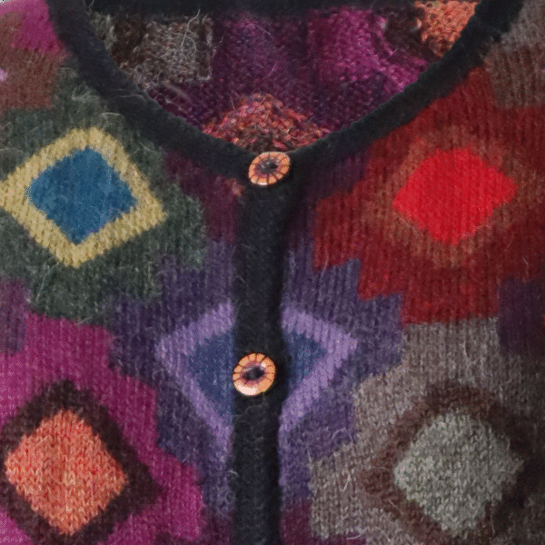 Women's cardigan hand intarsia knitted 100% alpaca, with diamond pattern. Made in Peru by PFL knitwear