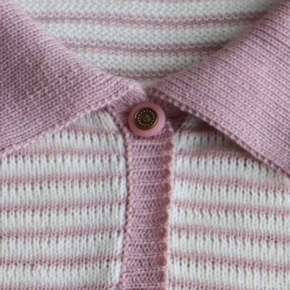Women's cardigan with relief knitted stripes and button closure.