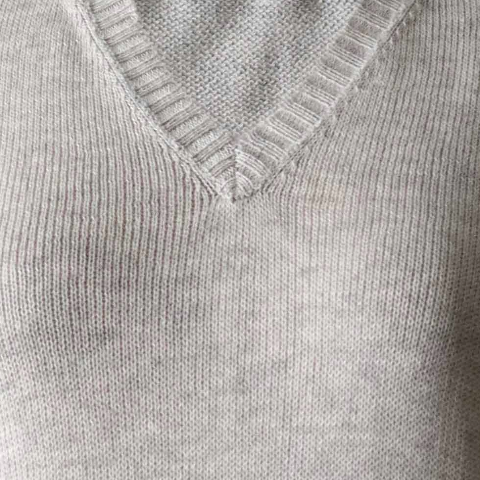 pflknitwear.com Women's sweater, with V- neck and half long sleeves. pflknitwear.com Women's sweater, with V- neck and half long sleeves.
