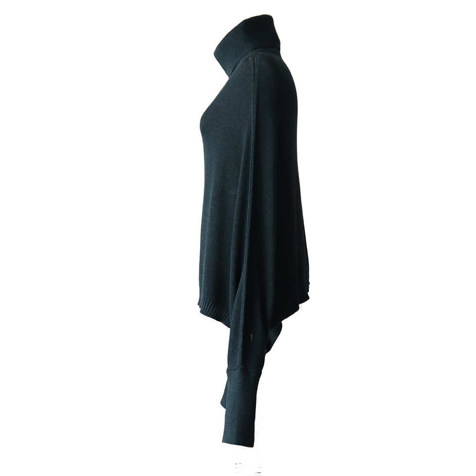 pflknitwear.com Poncho with sleeves and turtle neck, 100% royal alpaca color blue. pflknitwear.com Poncho with sleeves and turtle neck, 100% royal alpaca color blue.