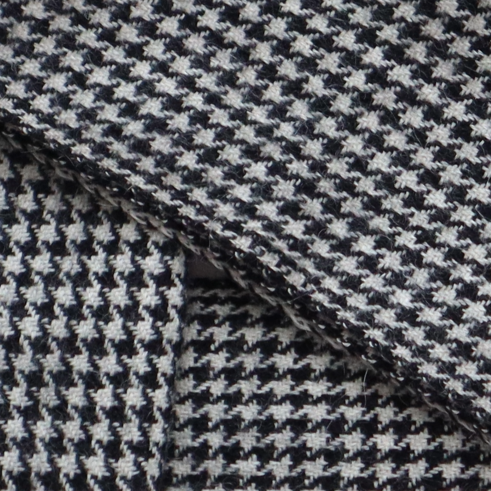 pflknitwear.com Unisex scarf, classic scarf with a traditional houndstooth pattern pflknitwear.com Unisex scarf, classic scarf with a traditional houndstooth pattern